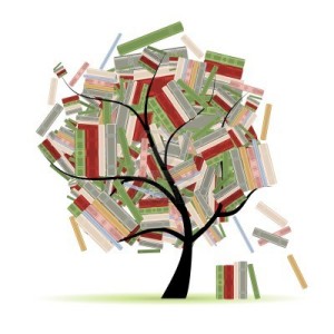 biblioteca-di-libri-sui-rami-di-albero