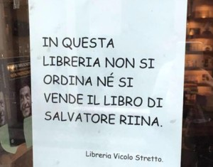 "In quesa libreria non si ordina né si vende il libro di Salvatore Riina". Questo il cartello attaccato ad una vetrata di una libreria del centro storico di Catania, "Libreria vicolo stretto", all'indomani dell'intervista di Bruno Vespa a Salvatore Riina, figlio del boss Toto' Riina, andata in onda a 'Porta a Porta' su Rai 1, Catania, 7 aprile 2016. ANSA/LIBRERIA VICOLO STRETTO