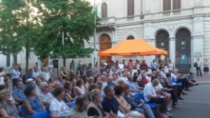 sindaco-giunta-in-piazza