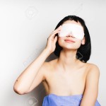 89582856-giovane-ragazza-attraente-con-i-capelli-neri-sorride-sugli-occhi-maschera-bianca